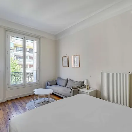 2bdr 4p Near Batignolles *