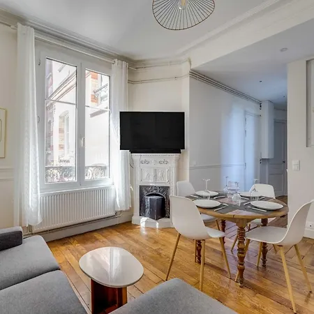 2bdr 4p Near Batignolles *